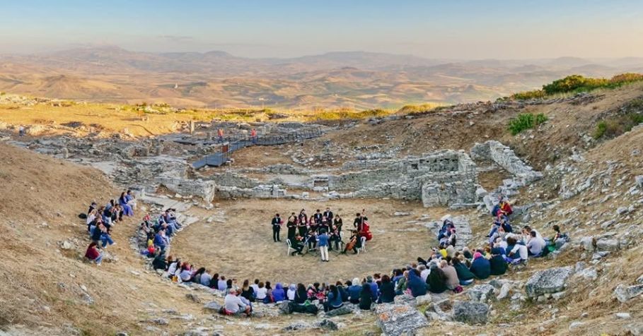 IL CANTO DEGLI IMMORTALI ACCENDE I PARCHI ARCHEOLOGICI DEL MEDITERRANEO -1